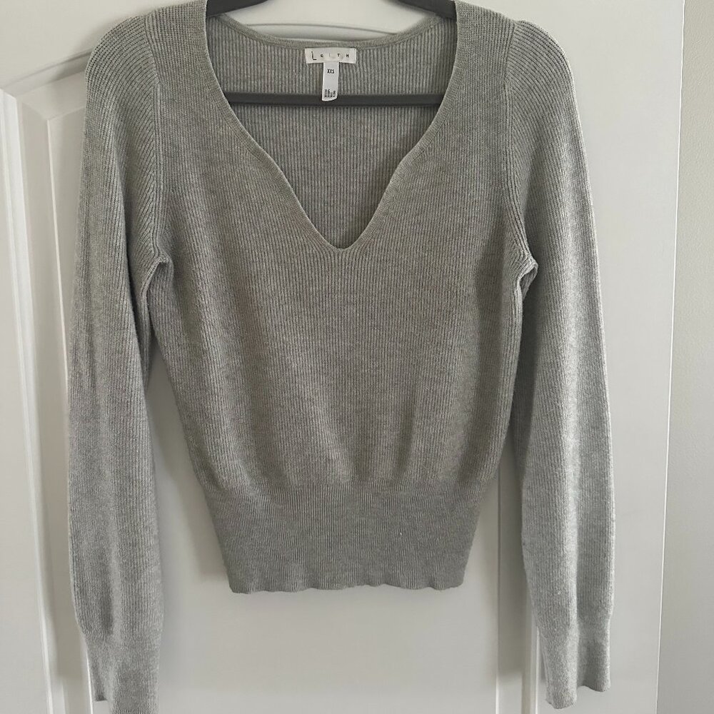 Leith Lightweight Sweater with Sweetheart V-Neck Detail - Size XXS - Loose Fit - Picture 2 of 6